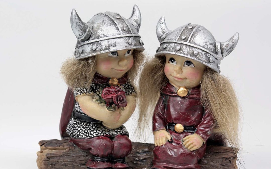 Vikingbarn på trädstam