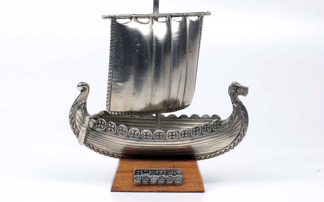 Vikingskepp på sockel